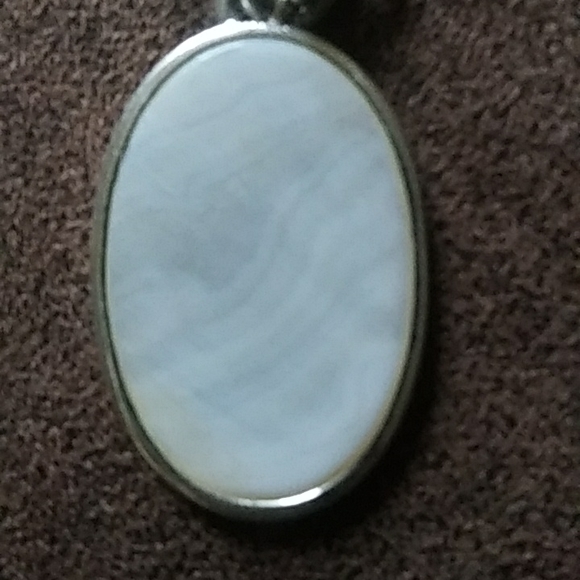 AVON Mother Of Pearl Pendant Necklace - Picture 2 of 7